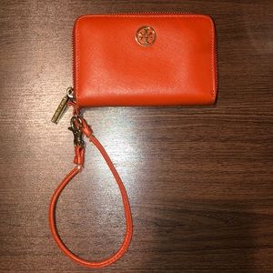 Range Tory Burch wristlet